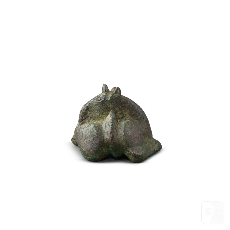 An archaic bronze 'mythical beast' weight, Han dynasty | 漢 青銅異獸席鎮 - 图4